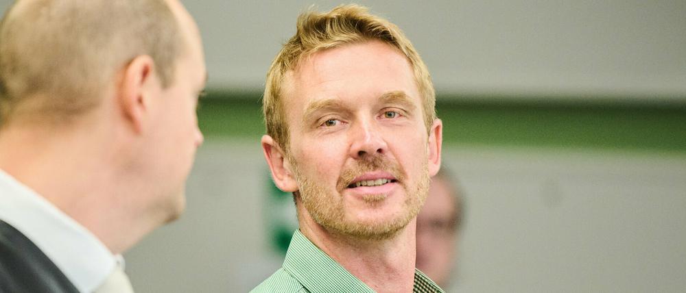 Der Videoblogger und Rechtsextremist Nikolai Nerling (rechts) neben seinem Rechtsanwalt Andreas Wölfel (l) im Gerichtssaal.