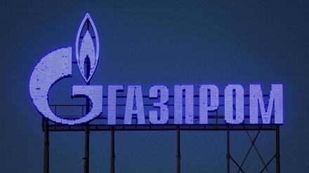 Das Gazprom-Logo in St. Petersburg.