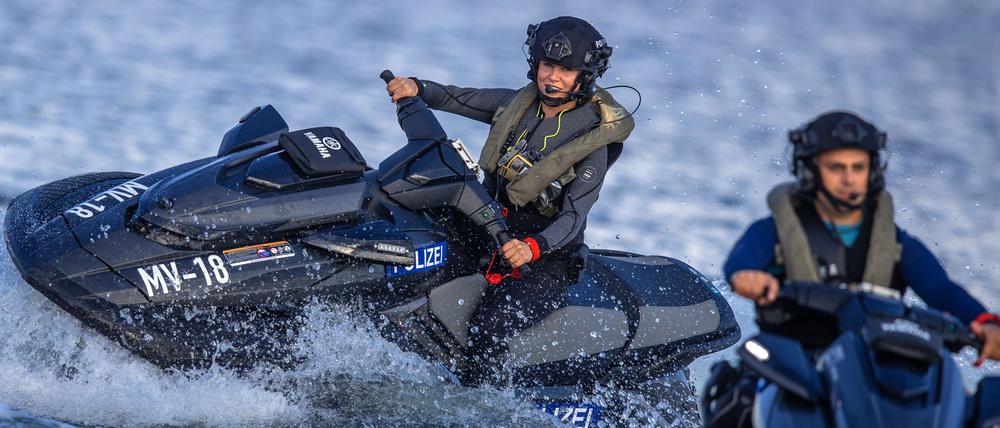 Diese Polizei-Jetski sind am Schweriner See im Einsatz.