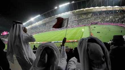 Fans der Fußball-Nationalmannschaft von Katar im Khalifa-Stadion in Doha. 