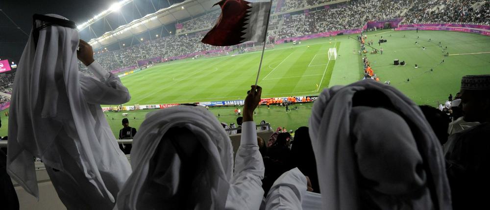 Fans der Fußball-Nationalmannschaft von Katar im Khalifa-Stadion in Doha.