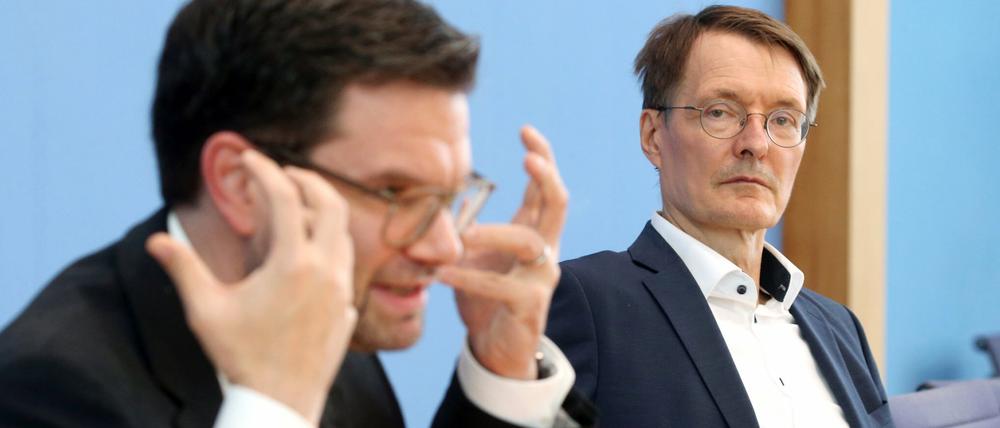 Justizminister Marco Buschmann (FDP) und Gesundheitsminister Karl Lauterbach von der SPD (r.).