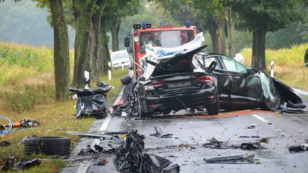 Das Auto mit sechs jungen Leuten ist am frühen Sonntagmorgen auf der Bundesstraße 115 bei Tschernitz gegen einen Baum geprallt. 