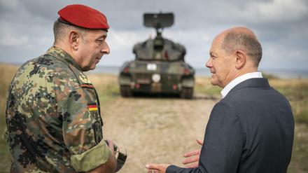 Mit dem Kanzler kann er seit Pandemiezeiten gut - Generalleutnant Generalleutnant Carsten Breuer hat erst kürzlich mit Olaf Scholz über die Ausbildung ukrainischer Soldaten in Deutschland gesprochen.
