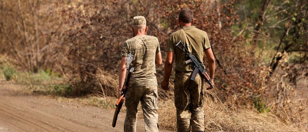Zwei ukrainische Soldaten im Donbass. Russland hat von dort Truppen in den Süden verlegt.
