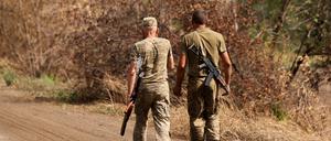 Zwei ukrainische Soldaten im Donbass. Russland hat von dort Truppen in den Süden verlegt.