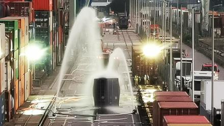 Die Feuerwehr kühlt eine Container, der mit 200 Fässern Hydrosulfit gefüllt ist, nach einem Chemieunfall im Mühlauhafen.