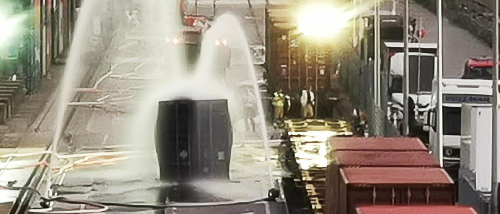 Die Feuerwehr kühlt eine Container, der mit 200 Fässern Hydrosulfit gefüllt ist, nach einem Chemieunfall im Mühlauhafen.