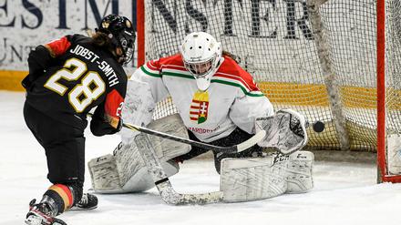 Da muss das Ding rein. Katarina Jobst-Smith (links) und ihre Kolleginnen starten am Donnerstag in die Eishockey-WM.