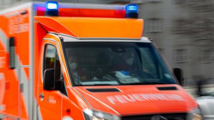 Ein Rettungswagen der Feuerwehr fährt auf einer Straße. (Symbolbild)