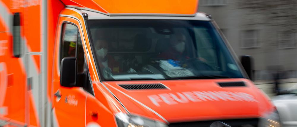 Ein Rettungswagen der Feuerwehr fährt auf einer Straße. (Symbolbild)