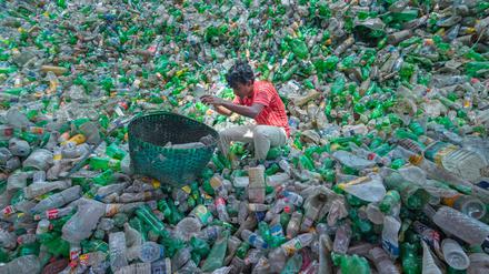 Am Ende der Wohlstandskette: Ein Jugendlicher sortiert Plastikflaschen in einer Recyclingfabrik in Bangladesh. Wiederverwertet wird aber nur ein Zehntel aller Plastikprodukte