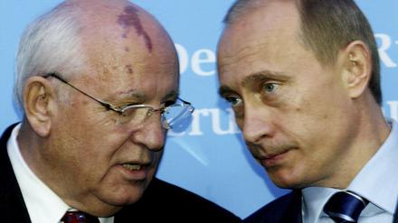 Unüberbrückbare Differenz? Der russische Präsident Wladimir Putin (r) spricht mit dem ehemaligen sowjetischen Präsidenten Michail Gorbatschow.