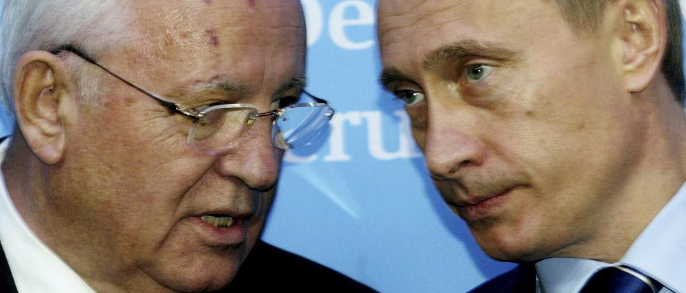 Unüberbrückbare Differenz? Der russische Präsident Wladimir Putin (r) spricht mit dem ehemaligen sowjetischen Präsidenten Michail Gorbatschow.
