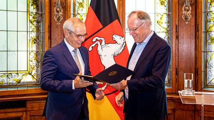 Ausgezeichnet. Mitte August bekam Michael Vassiliadis von Niedersachsens Ministerpräsident Stephan Weil das Bundesverdienstkreuz. 