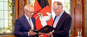 Ausgezeichnet. Mitte August bekam Michael Vassiliadis von Niedersachsens Ministerpräsident Stephan Weil das Bundesverdienstkreuz.