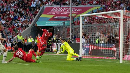 Einer gegen alle. Yann Sommer (rechts) hielt gegen die Bayern Ball um Ball.