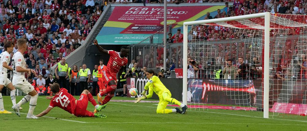 Einer gegen alle. Yann Sommer (rechts) hielt gegen die Bayern Ball um Ball.