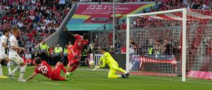 Einer gegen alle. Yann Sommer (rechts) hielt gegen die Bayern Ball um Ball.