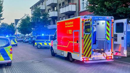 Fahrzeuge von Polizei und Rettungsdienst stehen an einer Straße in Oer-Erkenschwick (Archivbild).