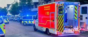 Fahrzeuge von Polizei und Rettungsdienst stehen an einer Straße in Oer-Erkenschwick (Archivbild).