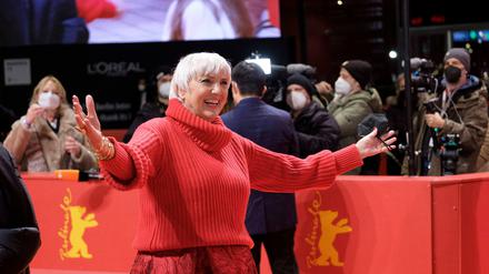 Kulturstaatsministerin Claudia Roth im Rampenlicht auf dem roten Teppich der Berlinale.
