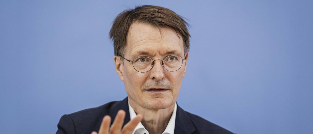 Gesundheitsminister Lauterbach bei der Pressekonferenz zu Corona-Regelungen in Berlin.