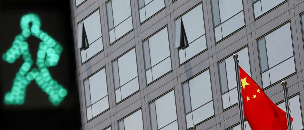 Wie lange stehen die Ampeln hier noch auf Grün? Chinas Nationalflagge vor der Wertpapieraufsichtsbehöre SSTC in Pekings Financial Street im Bezirk Xicheng.