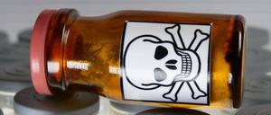 Eine Flasche mit einem Totenkopf darauf (Symbolfoto).