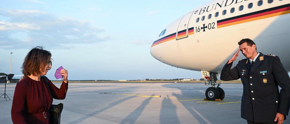 Annalena Baerbock (Bündnis 90/Die Grünen) geht an Bord eines Flugzeugs der Bundesregierung.