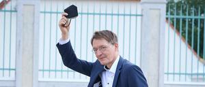 Ninmt er hier etwa gerade seinen Hut? Karl Lauterbach Bundesminister für Gesundheit, bei der Klausurtagung des Bundeskabinetts im Gästehaus Meseberg.