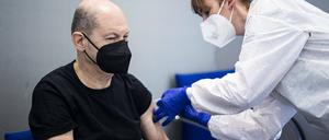 Der heutige Bundeskanzler Olaf Scholz (SPD) ließ sich im April 2021 den Impfstoff von AstraZeneca spritzen. Damals war er Bundesminister der Finanzen.