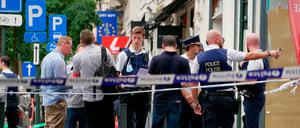 Polizisten sperren einen Bereich im Stadtzentrum ab, nachdem ein Lieferwagen in eine Terrasse in Brüssel gefahren ist.