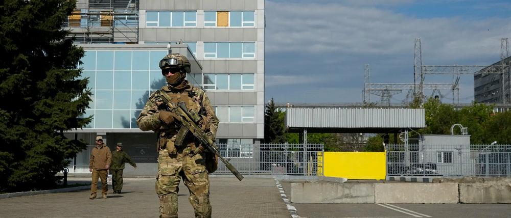 Ein russischer Soldat steht auf dem Gelände des Kernkraftwerks Saporischschja in einem Gebiet unter russischer Militärkontrolle im Südosten der Ukraine Wache. 