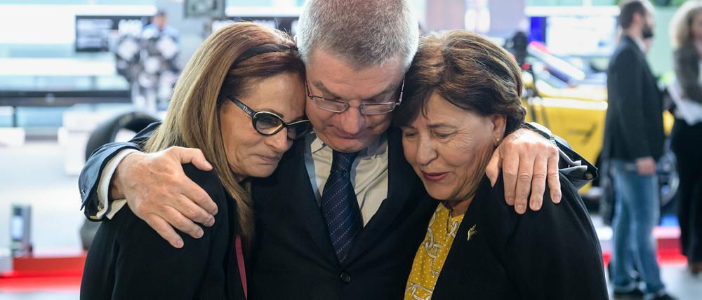 IOC Präsident Thomas Bach vor fünf Jahren bei der Enthüllung eines Denkmals für die Opfer des Olympia-Attentats mit Ilana Romano und Anke Spitzer, Witwen ermordeter israelischer Sportler.