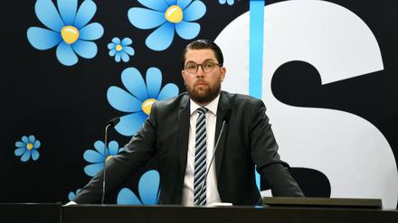 Der Parteivorsitzende der SD, Jimmie Akesson spricht bei einer Pressekonferenz in Schweden. 