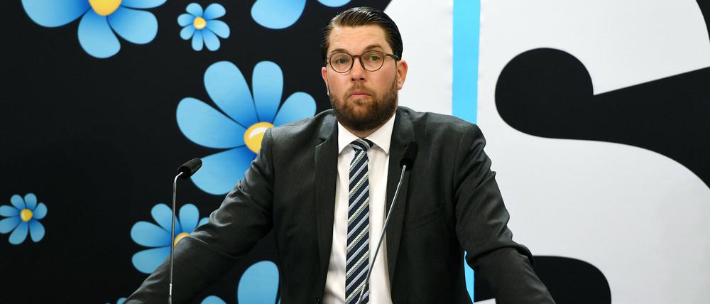 Der Parteivorsitzende der SD, Jimmie Akesson spricht bei einer Pressekonferenz in Schweden.