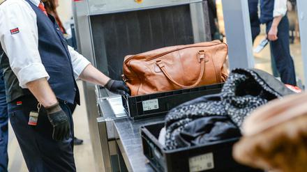  Die Fluggäst:innen können die Slots zwischen 72 Stunden und bis zu einer Stunde - 1,5 Stunden bei Nicht-Schengen-Flügen - vor Abflug buchen.
