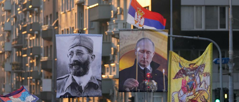 Menschen zeigen Bilder des russischen Präsidenten Putin (M) und des umstrittenen serbischen Führers aus dem Zweiten Weltkrieg, Mihailovic (l), während eines Protests gegen die internationale LGBT-Veranstaltung Europride.