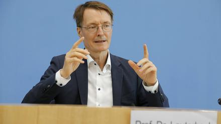 Karl Lauterbach (SPD) hofft, dass es keinen gravierenden Virus-Variantenwechsel gibt.