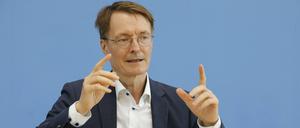 Karl Lauterbach (SPD) hofft, dass es keinen gravierenden Virus-Variantenwechsel gibt.
