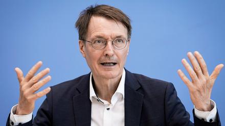Prof. Dr. Karl Lauterbach spricht bei der Bundespressekonferenz.