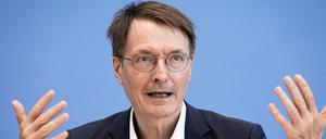 Prof. Dr. Karl Lauterbach spricht bei der Bundespressekonferenz.