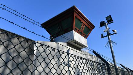 Ein Überwachungsturm der Justizvollzugsanstalt in Berlin-Tegel.