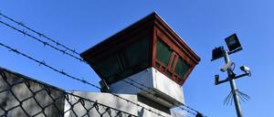 Ein Überwachungsturm der Justizvollzugsanstalt in Berlin-Tegel.