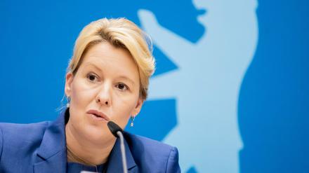 Franziska Giffey spricht bei der Pressekonferenz im Anschluss an die Sitzung des Berliner Senats. Themen sind unter anderem die mögliche Nachfolgeregelung für das 9-Euro-Ticket und ein Programm zur Verhinderung von Femiziden.