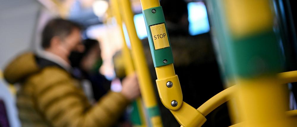 Fahrgäste fahren in einem Bus der Berliner Verkehrsbetriebe. Die Busse in Berlin sind laut der BVG wieder so voll wie vor der Pandemie.
