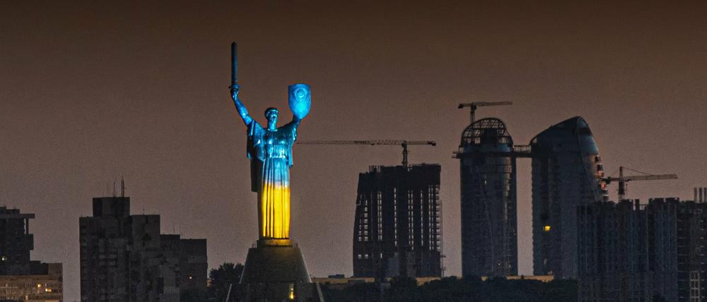 Das Mutterlandsdenkmal wurde am Mittwoch im Rahmen des ukrainischen Unabhängigkeitstags in den Nationalfarben der Ukraine angestrahlt.