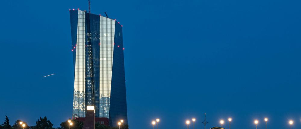 Die Zentrale der Europäischen Zentralbank (EZB): Auch hier sollte man bald zum Entschluss kommen, die Zinsen steigen zu lassen.