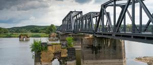 Die Europabrücke führt vom Ortsteil Bienenwerder (Oderaue) nach Siekierki in Polen.